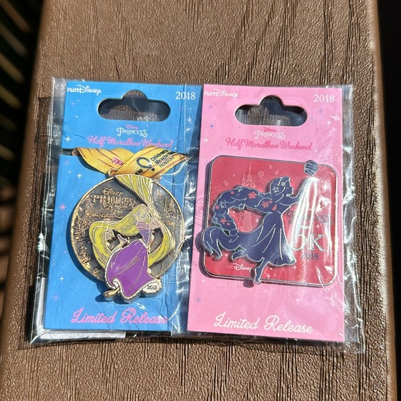 Disney Trading Pin 2018 half marathon weekend limited release 5k set of 2 NWT - Picture 1 of 6